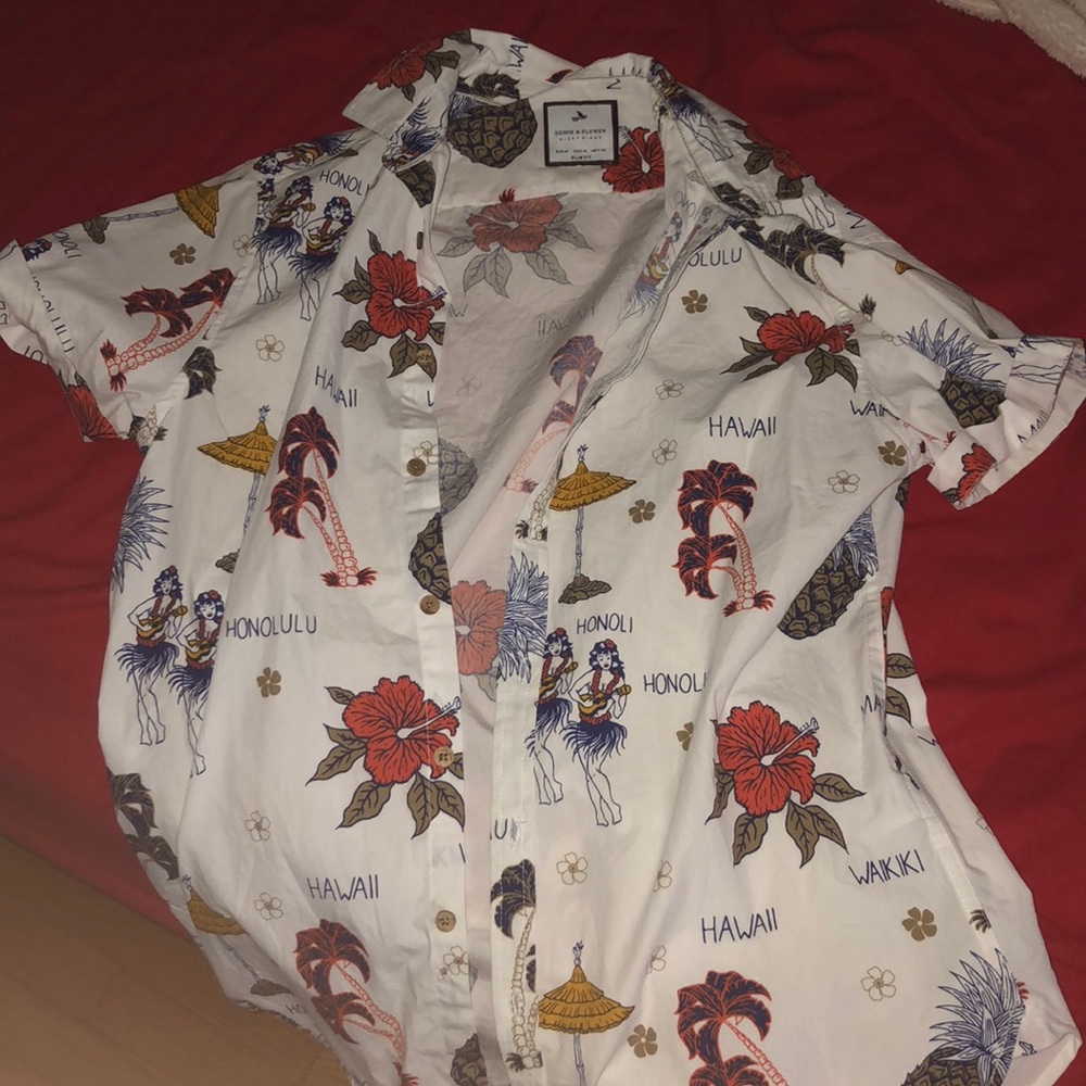 Short-sleeve button down with Hawaiian theme.
